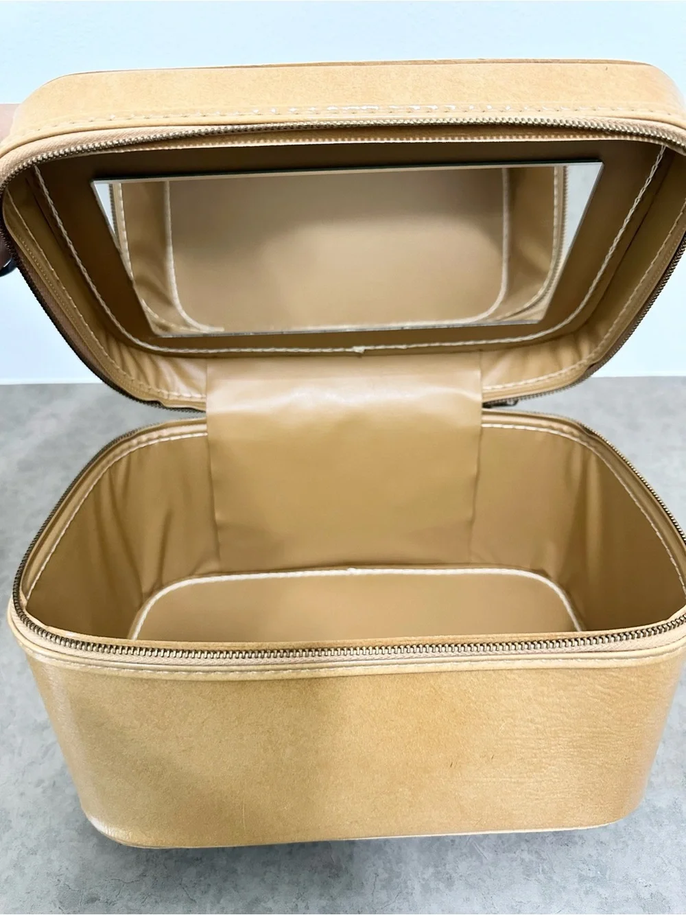 Vintage Style Tan Leatherette Train Case Handbag Mirror Brass Accents 10 x 7 x 6